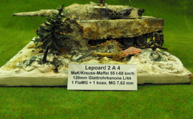 Kampfpanzer Leopard 2, 120 mm Glattrohrkanone, 1 MG 3, Minenschutz, mit Infanterie, gebaut von Mario Krüger, 1:35 