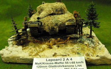 Kampfpanzer Leopard 2, 120 mm Glattrohrkanone, 1 MG 3, Minenschutz, mit Infanterie, gebaut von Mario Krüger, 1:35 Ausbildung im Schnee