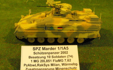 Marder 1A 5, wüstentarn, 20 mm BMK, 1 MG 3 und Milan, modifizierte Variante mit Minenschutz, Klimaanlage und Trupkisten, 1:35 gebaut von Rudi Vogt 