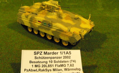 Marder 1A 5, wüstentarn, 20 mm BMK, 1 MG 3 und Milan, modifizierte Variante mit Minenschutz, Klimaanlage und Trupkisten, 1:35 gebaut von Rudi Vogt 