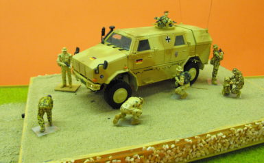 Dingo 2, allrad Fahrzeug, mit MG 3, Minenschutz, 7 Mann Besatzung, beleuchtet auf Diorama, gebaut von Rudi Vogt, 1:35 