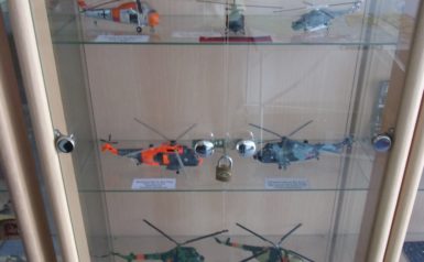 Hubschrauber in Vitrine Museum 