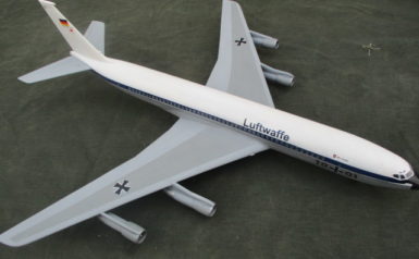 Boeing 707-320 C, Transport- und Verkehrsflugzeug, am 30.9.1968 an die Flugbereitschaft BMVg ausgeliefert, 10+1 wurde auf den Namen Otto Lillienthal getauft, Letzter Flug am 4.11.1999, 1:35. Gebaut von Mike Geisler. 