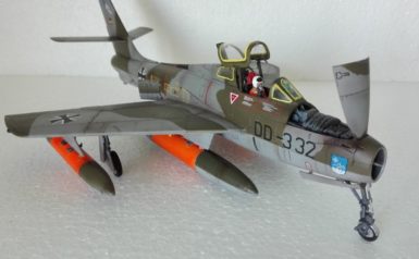 Republic F-84F Thunderstreak wurde am 24.09.1956 mit 3 Maschinen wurde bei der Waffenschule der Luftwaffe 30 in FFB übergeben. Am 3.10.1966 verließ die letzte Maschine beim JaboG 36 Während der Einsatzzeit verlor die Bundeswehr 93 Maschinen durch Absturz und weitere 52 durch Unfälle am Boden. Gebaut von Peter Wagner Modell 1:48 