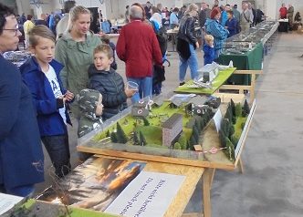 Tag der Reservisten im LwMusum Gatow zeigt den Besucherandrang am Stand der RAG Modellbau