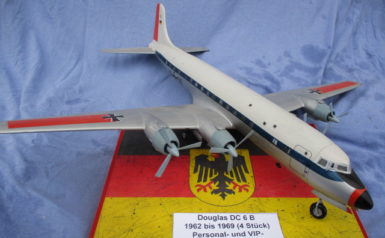 Douglas DC-6B, Reise- und Transportflugzeug, von 1962 bis 1980, wurde dann als Wasserflugzeug bei der französischen SC zur Waldbrandbekämpfung umgebaut. 1:72 