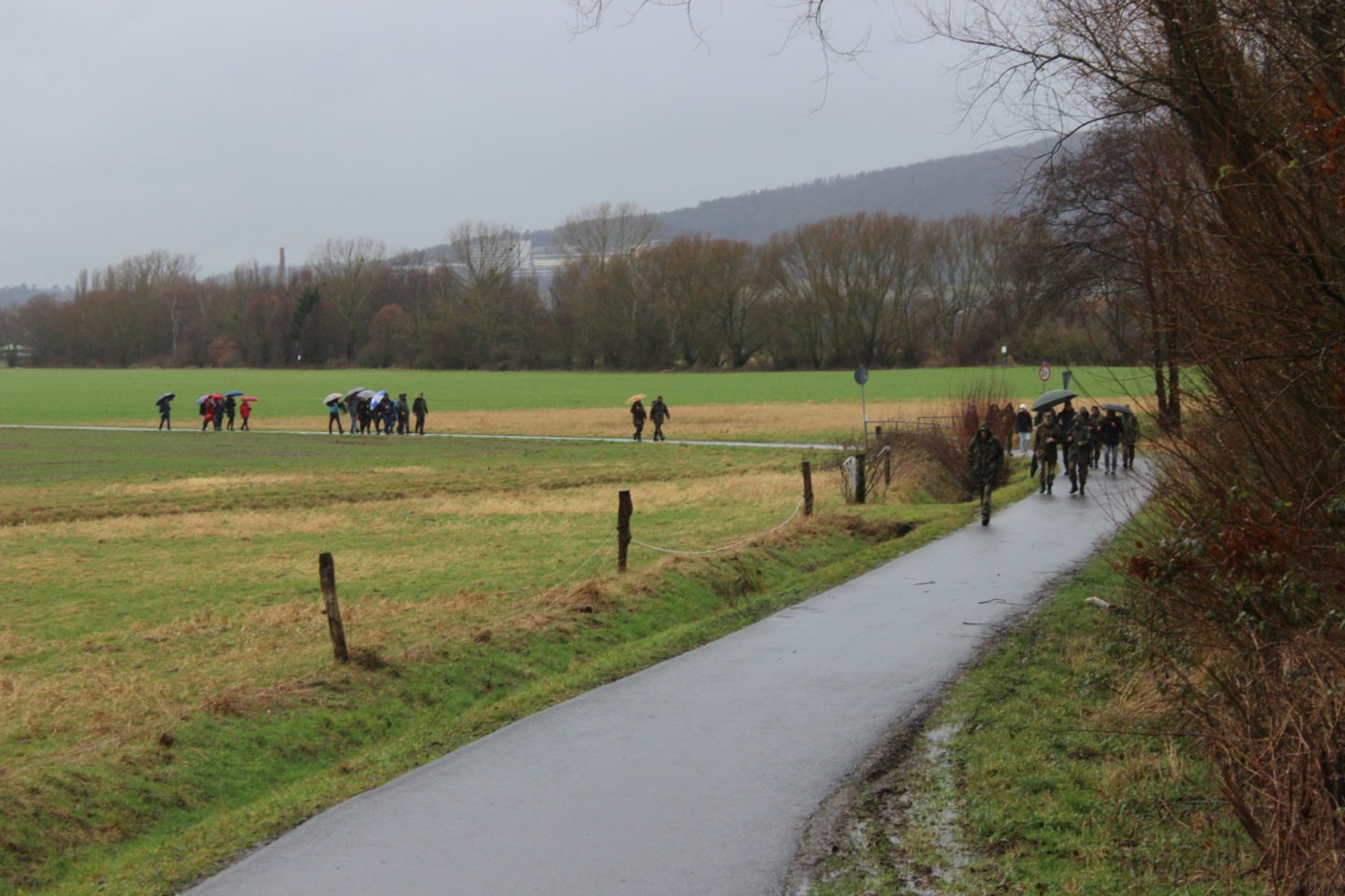 Teilnehmer auf Radweg