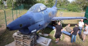 Mitglieder der RK montieren die Fiat G91