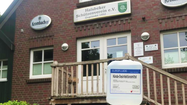 Der Schützenverein Halsbek e.V. durfte sich über eine Spende von zwei Kanistern Desinfektionsmittel freuen.