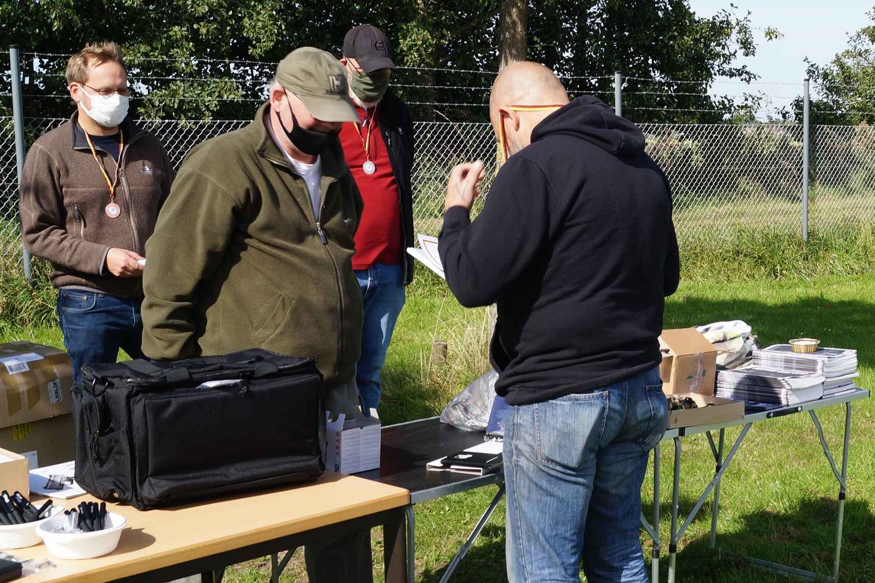 Siegerehrung: Bester Schütze beim Wettkampf war Kurt Dänekas (rechts). Auf den zweiten und dritten Platz kamen Christian Bauer (2.v. re.) und Nils Pelzer (li.)