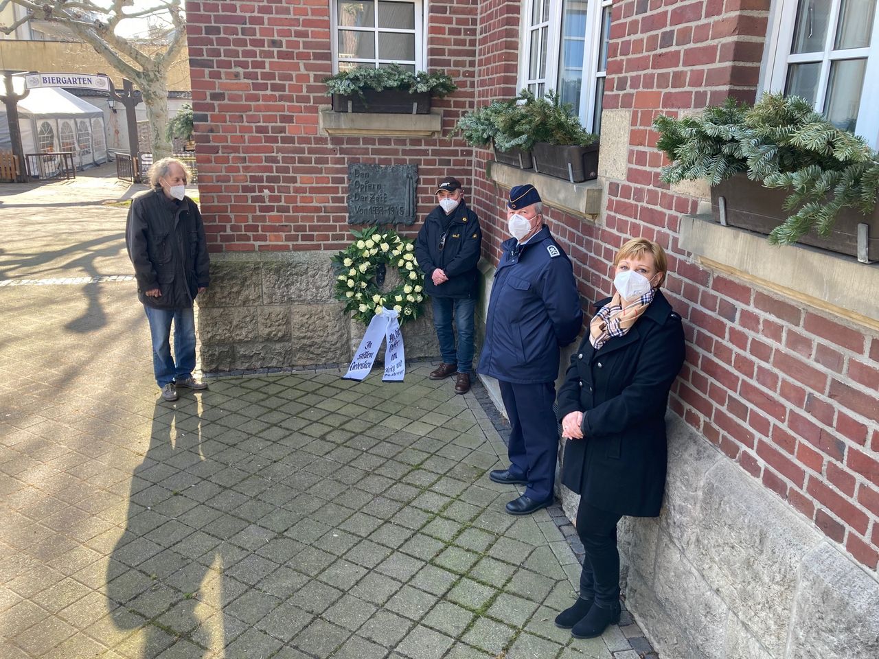 Kranzniederlegung am Rathaus Dormagen