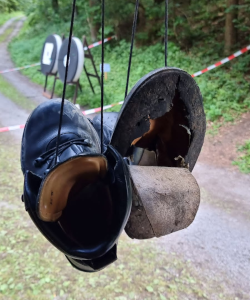 Ein defektes Paar Stiefel wurde an einem Baum aufgehängt.