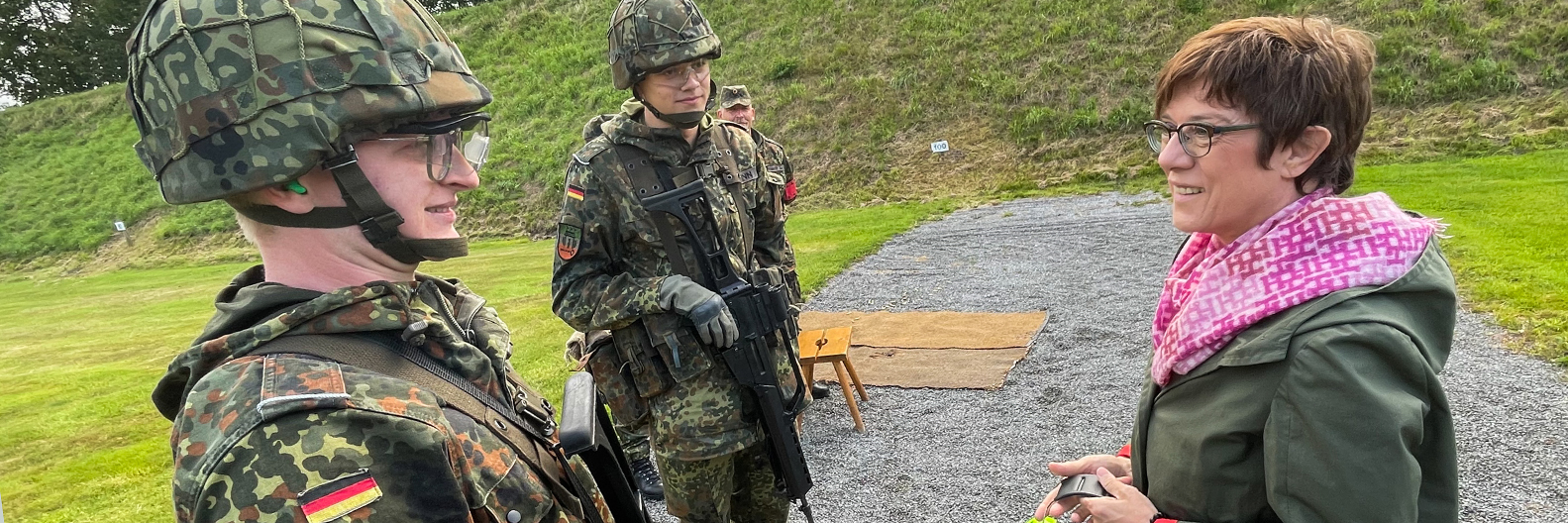 Verteidigungsministerin Annegret Kramp-Karrenbauer besuchte die Rekrutinnen und Rekruten in Husum.