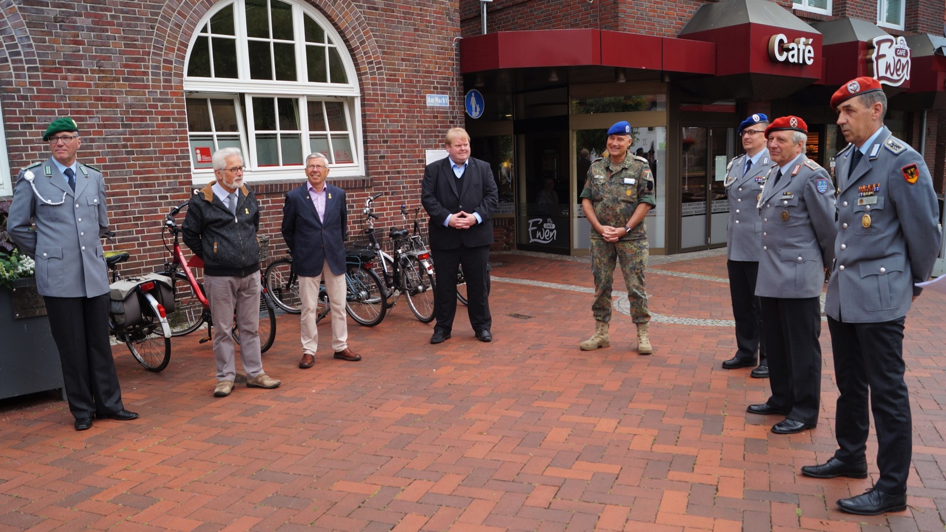 (von links) Hauptfeldwebel Michael Hagendorff, RK-Vorsitzender Oberfeldwebel d.R. Reinhard Mikulla, Feldwebel d.R. Hermann Mende, Ratsherr Lars Schmidt-Berg, Oberstarzt Dr. Matthias Grüne, Stabsfeldwebel Enrico Ruß, Stabsfeldwebel d.R. Wilfried Flüther und Oberstabsfeldwebel Oliver Sekuli.