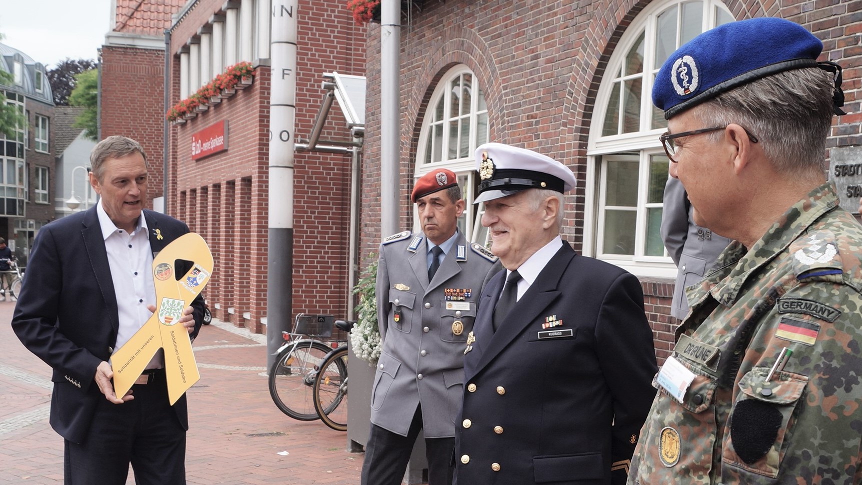 (von links) Bürgermeister Michael Rösner, Oberstabsfeldwebel Oliver Sekuli, Oberbootsmann d.R. Dieter Kudrass und Oberstarzt Dr. Matthias Grüne, Kommandeur des Bundeswehrkrankenhauses Westerstede.