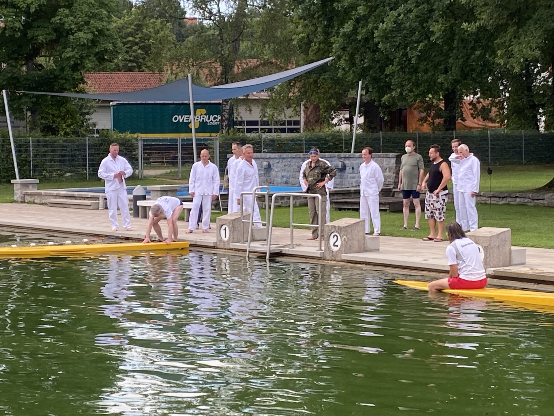 Die Schwimmer machen sich fertig zum Start.