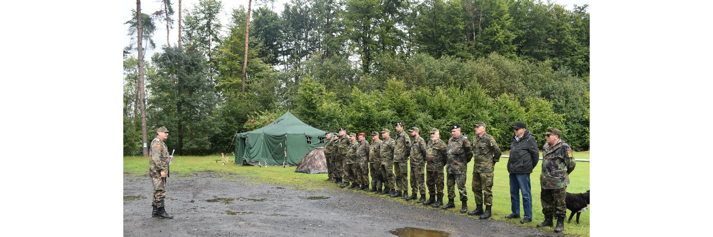 Antreten zur Einweisung in den Ablauf für die drei Tage durch Stabsfeldwebel d. R. Klaus Grollius