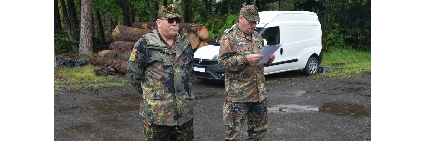 Stabsbootsmann d. R. Wolfgang erhielt durch den Kreisvorsitzenden die Treueurkunde für 50jährige Mitgliedschaft im Verband der Reservisten der Deutschen Bundeswehr e. V. und das Ehrenabzeichen in Gold