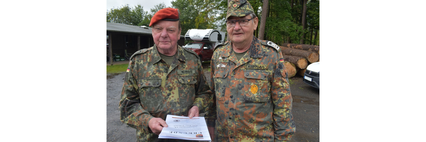 Stabsunteroffizier d. R. Klaus Dieter Weihrauch erhielt durch den Kreisvorsitzenden die Treueurkunde für 50jährige Mitgliedschaft im Verband der Reservisten der Deutschen Bundeswehr e. V. und das Ehrenabzeichen in Gold