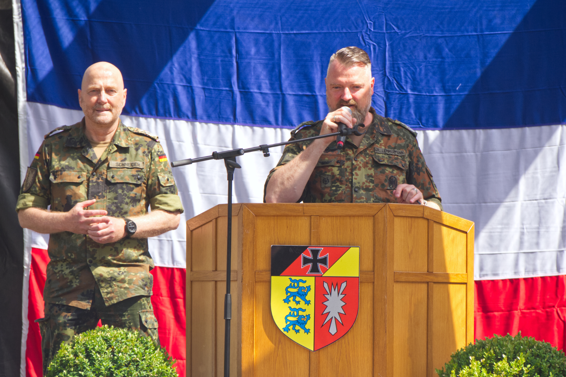 Oberst d.R. Dr. Marc Lemmermann, zusammen mit dem Hausherrn, dem Kommandeur des Landeskommandos Schleswig-Holstein, Oberst Axel Schneider