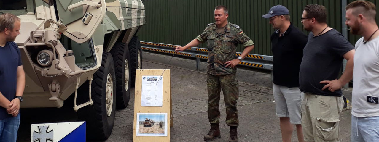 Leiter Materialbewirtschaftung und Betriebsführung Oberstleutnant Sven Bilke bei der statischen Fahrzeugschau