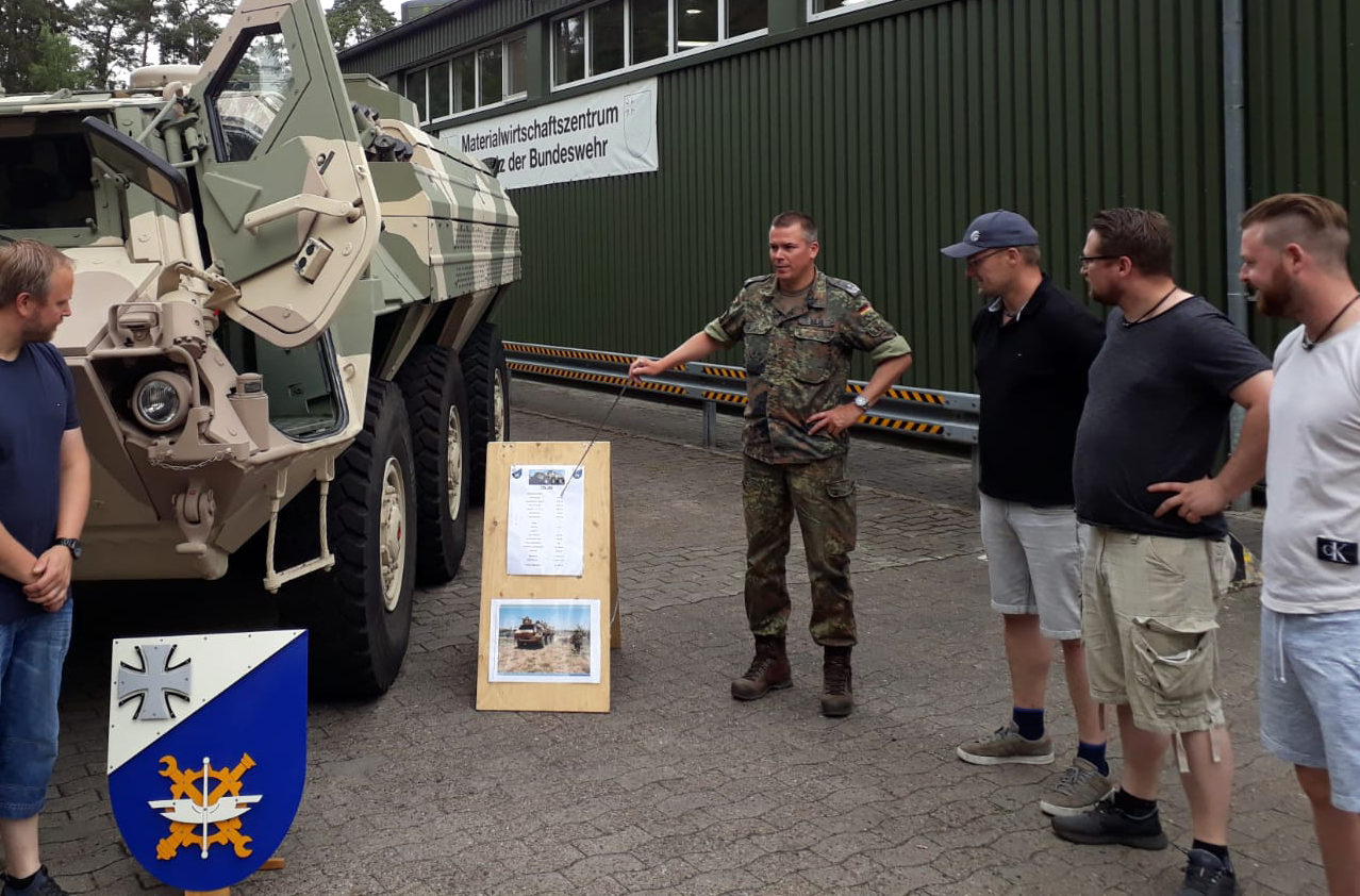 Leiter Materialbewirtschaftung und Betriebsführung Oberstleutnant Sven Bilke bei der statischen Fahrzeugschau