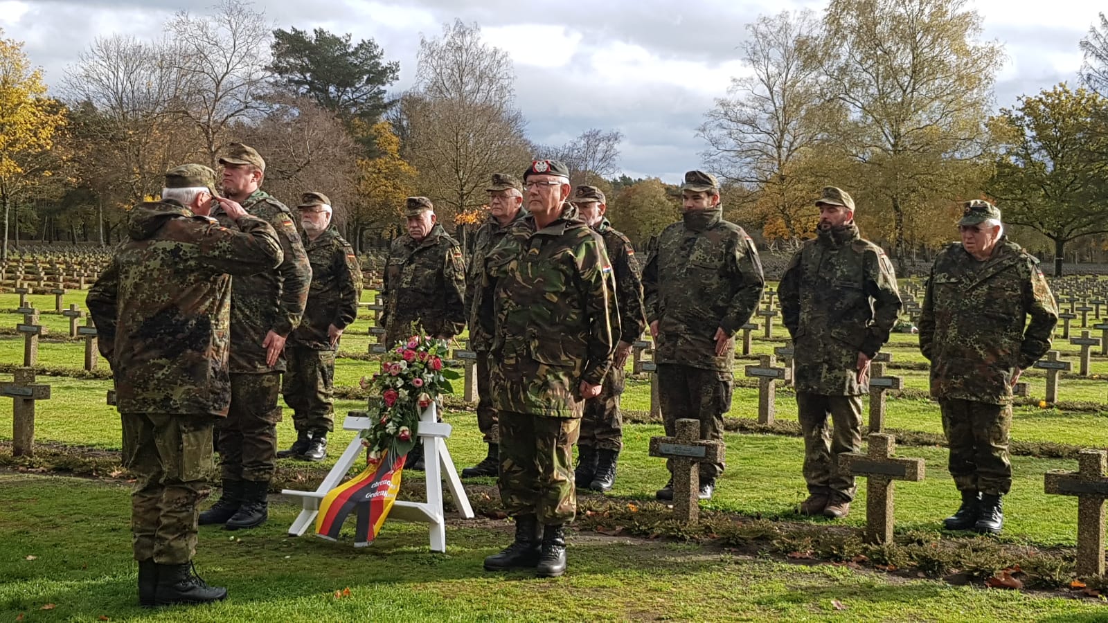 Kranzniederlegung am Kreuz eines unbekannten deutschen Soldaten