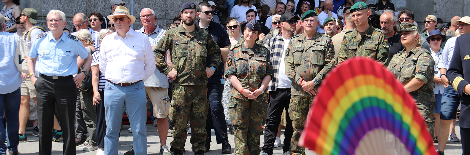 Generalleutnant André Bodemann, Stellvertreter des Befehlshabers Operatives Führungskommando der Bundeswehr und Kommandeur Territoriale Aufgaben (3.v.r.), bei der Erföffnungsrede des Veteranentages in Berlin.